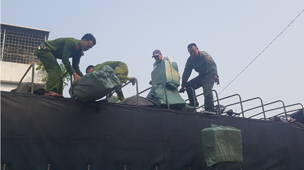 Vận chuyển xe máy, 'tranh thủ' chở thêm 23.000 bao thuốc lá nhập lậu